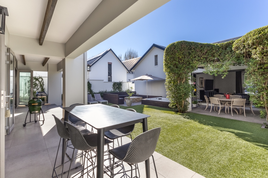 4 Bedroom Property for Sale in Lemoenkloof Western Cape